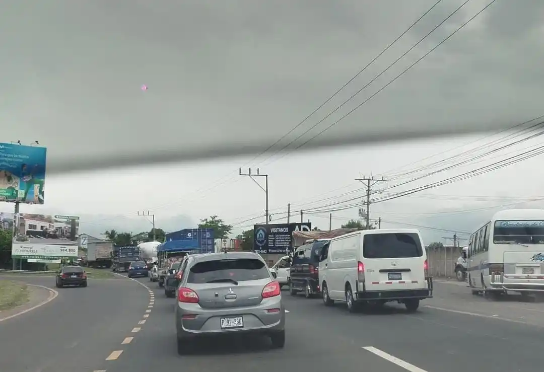 Image from NotiAccidentes SV 🇸🇻: Y tráfico a vuelta de rueda desde Versalles hasta Lourdes...