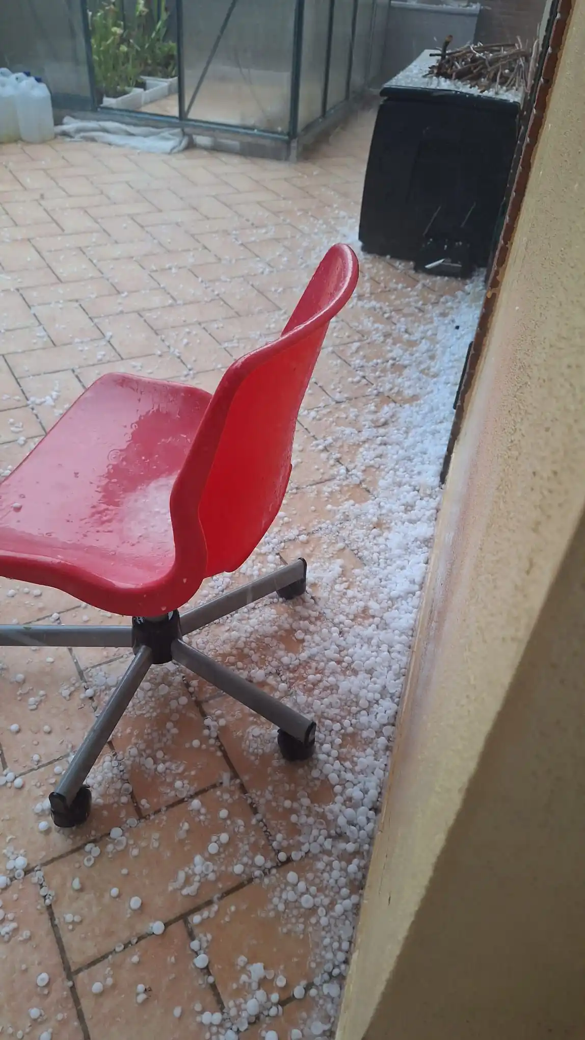 Image from NaturalMeteo: Alcune immagini della fortissima grandinata a est di Roma, qui siamo a...