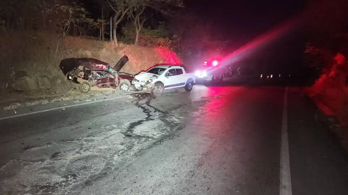 Image from g1 Grande Minas: *Batida entre carros deixa duas pessoas mortas e três feridas, entre e...