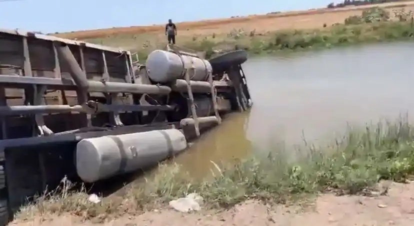 Image from Canal de  información Las Noticias TVP 📺📡🎥: Cae tractocamión a un canal en el ejido Compuertas, Ahome🚨 El conduct...
