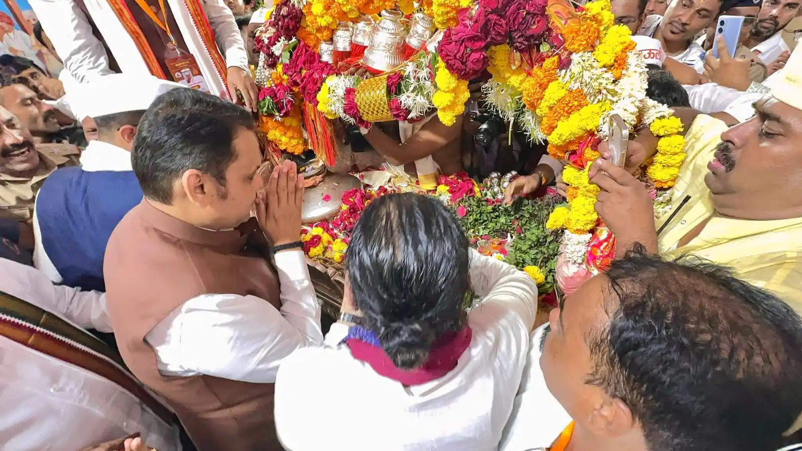 Image from Devendra Fadnavis: *CMO Maharashtra Tweets:* संतांचिये गावी प्रेमाचा सुकाळ। नाही तळमळ द...