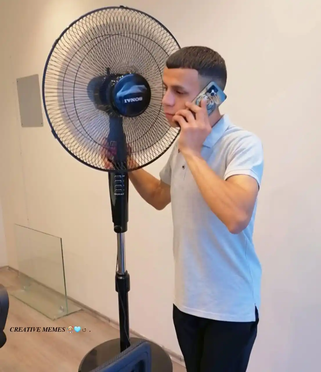 Image from نكت مضحكه 🥹 ملصقات نكت صور فيديو مقاطع حالات حب حزن تعليم طوفان الاقصى اخبار عاجل قران: *= ايه صوت الهوا ده* *يا بنتي ما قولتلك اني في الساحل وبتمشي ع البحر...