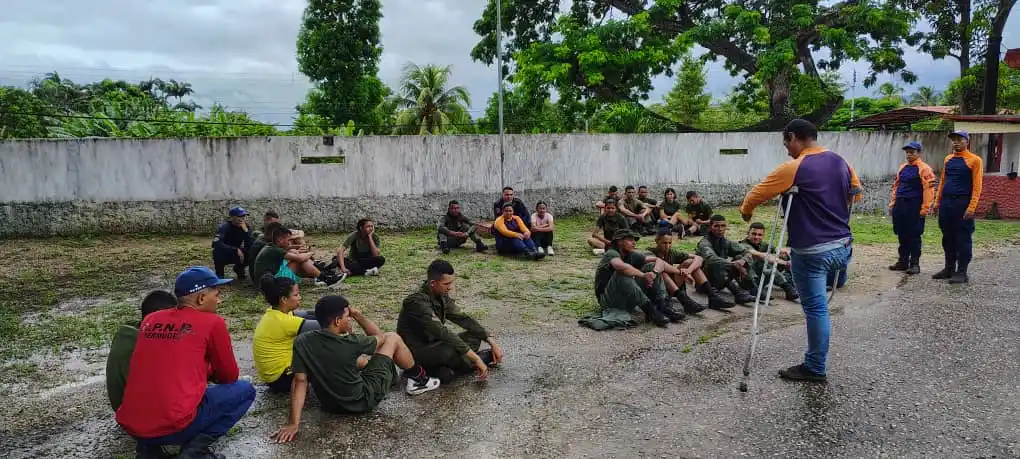 Image from @PCAD_Sucre_Ve: 📸 | Funcionarios del SNGR de Protección Civil en el *municipio Andrés...