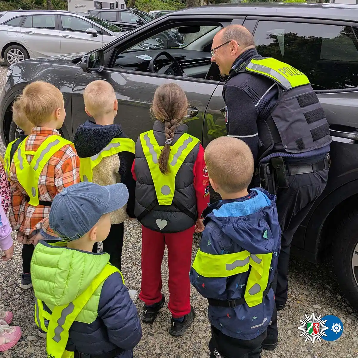 Image from Polizei NRW Lippe: *Kita-Kinder verteilen Dank- und Denkzettel an Autofahrer!* <a class="...