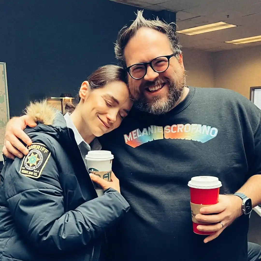 Image from Image Comics Brasil 🇧🇷: Melanie Scrofano, a Dana Cypress, com o diretor e showrunner; Luke Boy...
