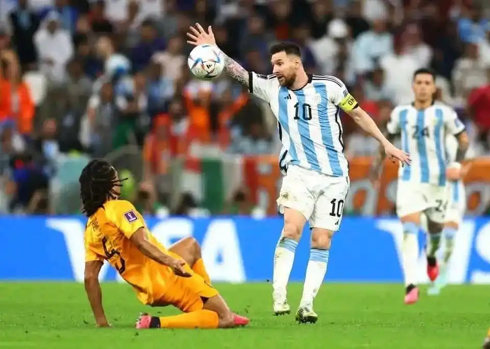Image from PREMIER LEAGUE 🏴󠁧󠁢󠁥󠁮󠁧󠁿 ⚽: *Messi >> LeBron James 🥱🌚*...