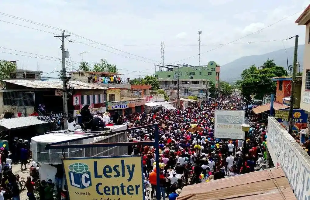 Image from RE-VISION 🇭🇹: *🚨Moun kafou reponn prezan nan manifestasyon chèf gang sal Krisla.*...