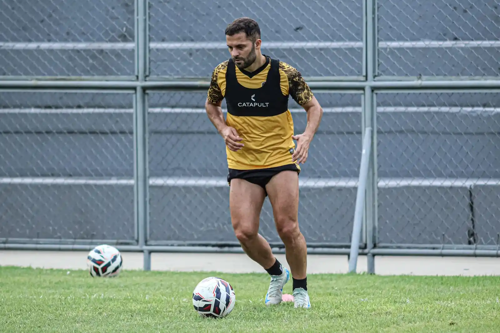 Image from Larissa Balieiro | Informações e Apurações ✍🏼: 📰 O Amazonas FC oficializou a contratação do lateral-esquerdo dinamar...