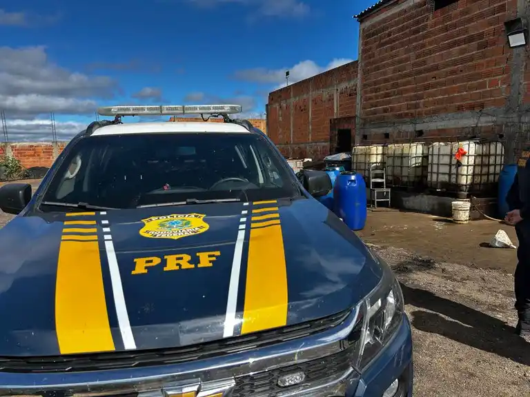 Image from g1 Grande Minas: *PRF apreende mais de 5.800 litros de combustível em operação de comba...