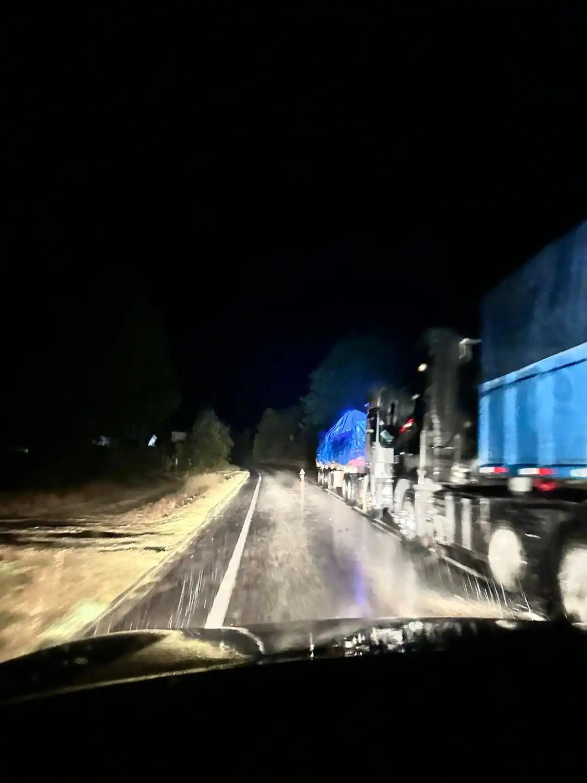 Image from Carretera Austral Informa: ⚠️ *REPORTE* Se reporta camión en panne, ocupando una vía, 20 kilómetr...