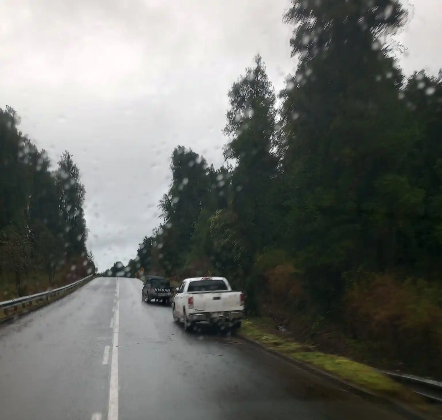 Image from Carretera Austral Informa: ⚠️ *REPORTE* Se reporta camioneta en panne, ocupando una vía, en el se...
