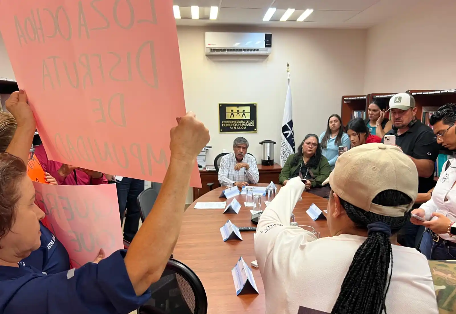 Image from Canal de información Las Noticias TVP 📺📡🎥: Se manifiestan en contra de Óscar Loza en la CEDH ⚠️ 🗣 Una madre busc...