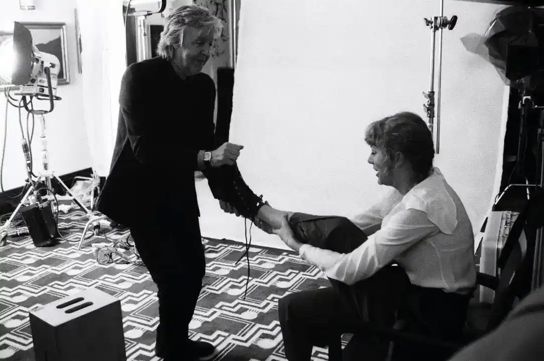 Image from ᨧ 🗽 .  𝟮𝗔𝗠 𝖲աiftiᧉs ꒱꒱: 🎊 • Yesterday, June 18, legendary British musician Paul McCartney cel...