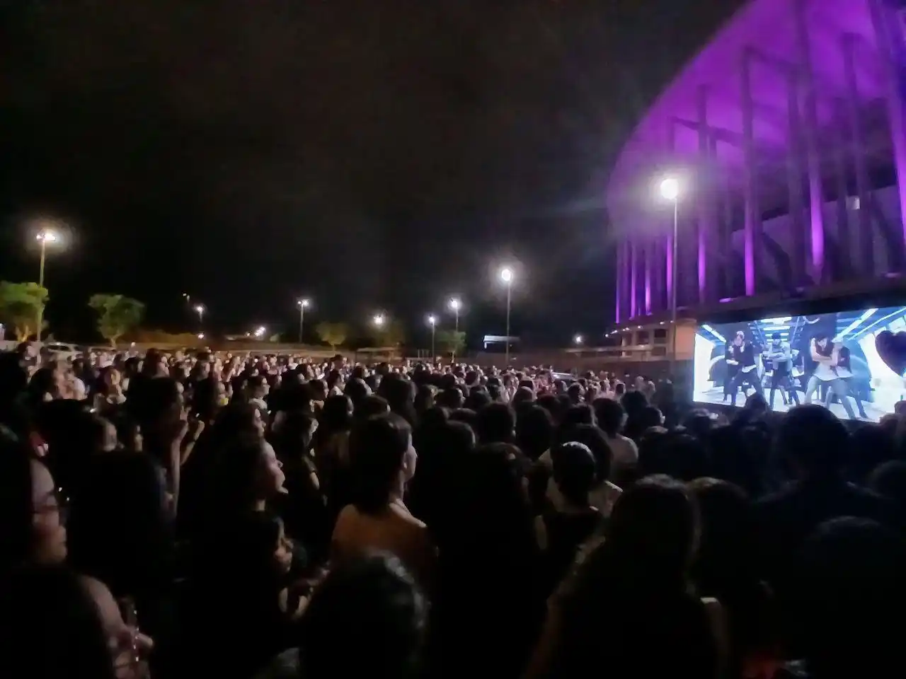 Image from Army For Youth⁷: 🫰🏻| A Arena Mané Garrincha, em Brasília, foi iluminada em roxo nesta...