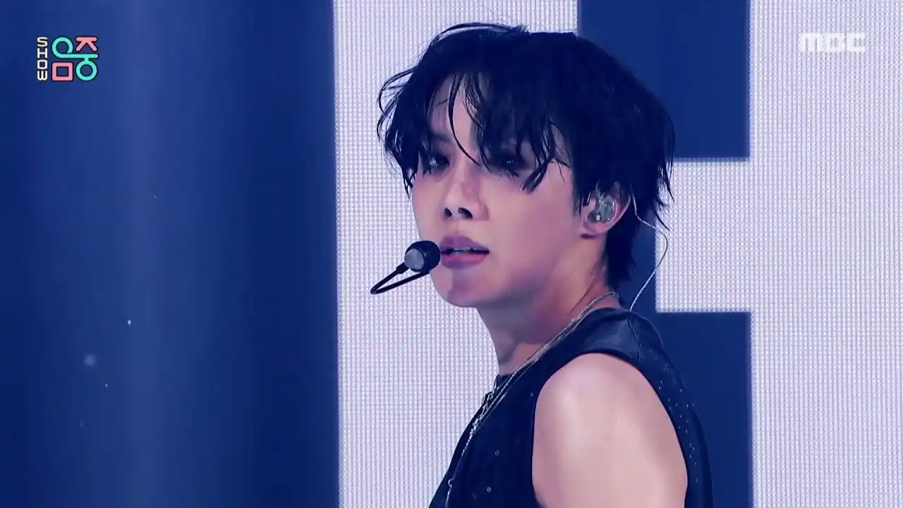 Image from Army For Youth⁷: 🌈| A performance de “Killin' It Girl (Solo Version)”, de J-Hope no pr...