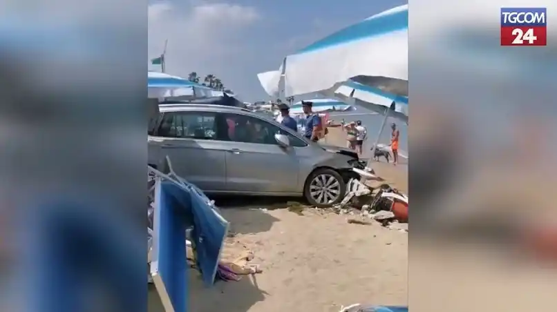 Image from Tgcom24: *Auto irrompe in spiaggia ad Alba Adriatica (Teramo): sfiorata la trag...