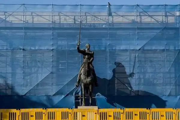 Image from 🎨 - ArteWapp by Info Arte 🇦🇷: 🎨 *Con bisturí y pincel, restauran el monumento a Simón Bolívar, una ...