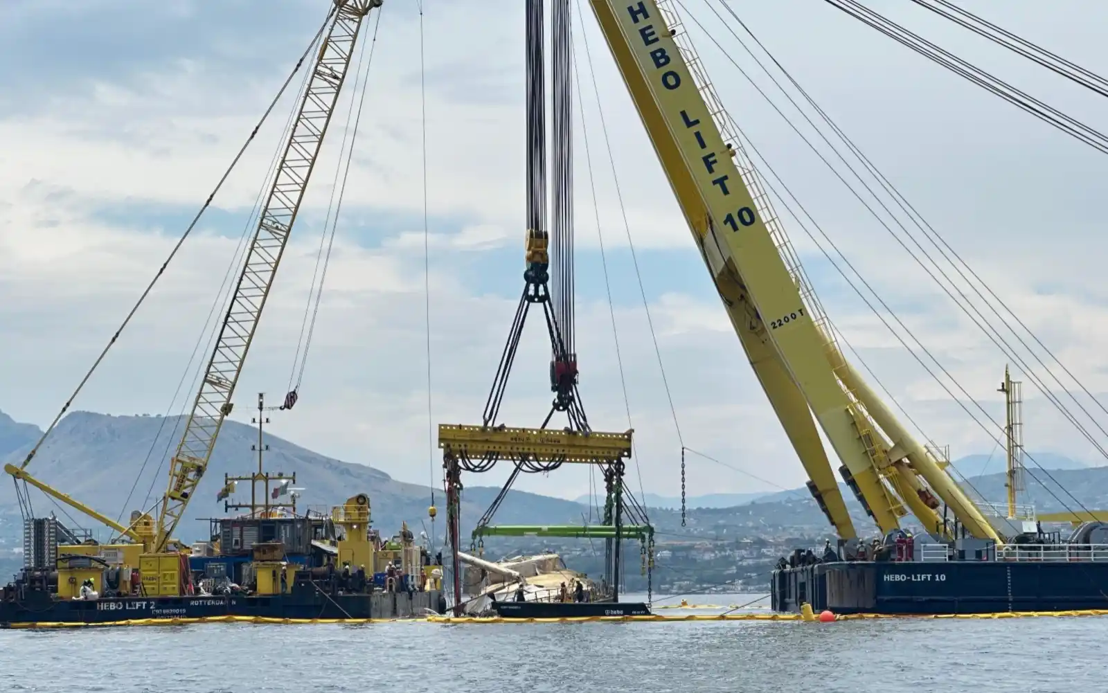 Image from Tgcom24: *Il Bayesian sollevato dall'acqua, le gru fanno riemergere integralmen...