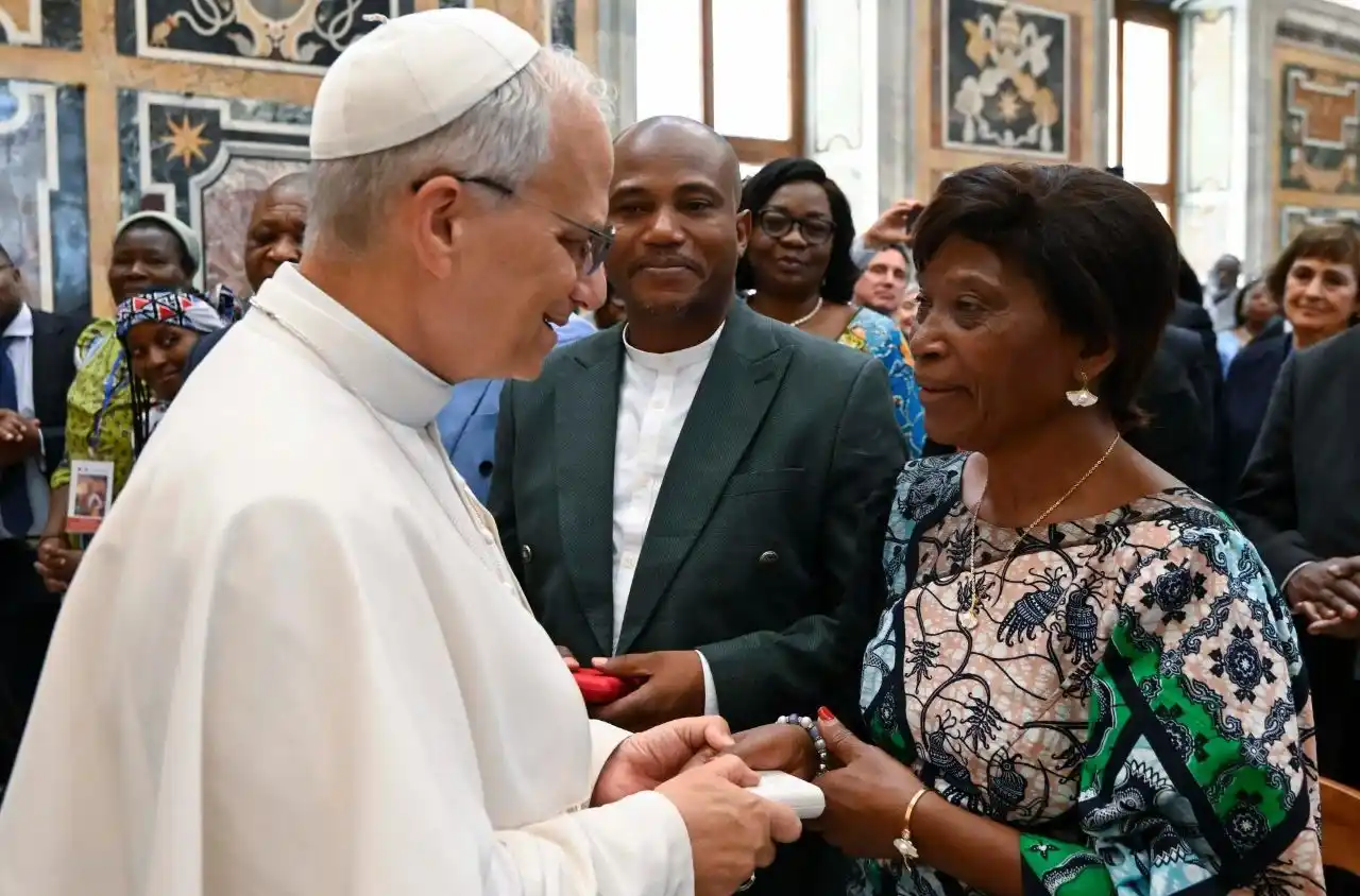 Image from VaticanNewsIT: *Il Papa saluta la mamma del nuovo beato Floribert Bwana Chui, durante...