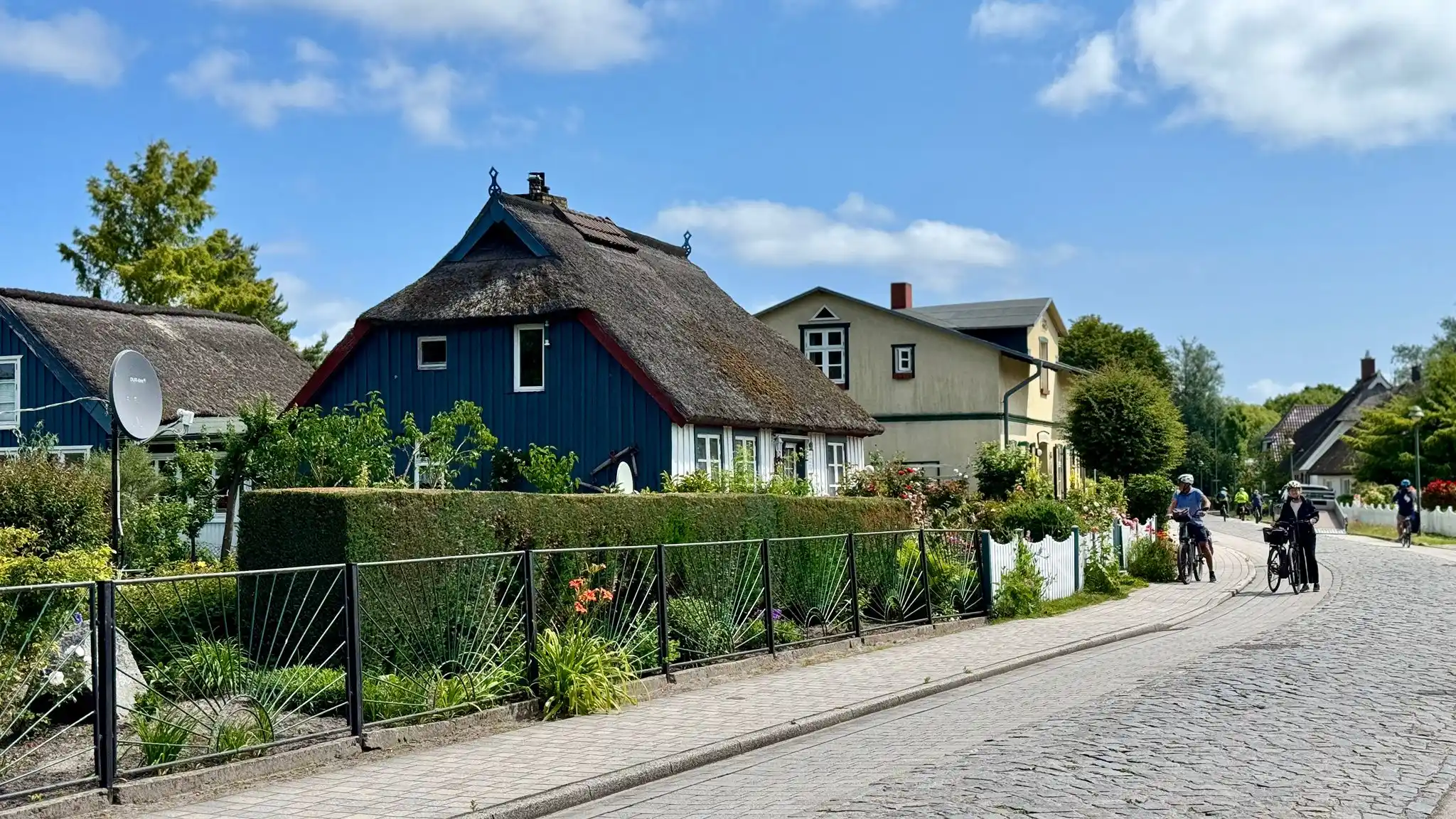 Image from Nie RADlos: …kleine Dörfer mit Reetdachhäusern. Landschaftlich war der Darß, der i...