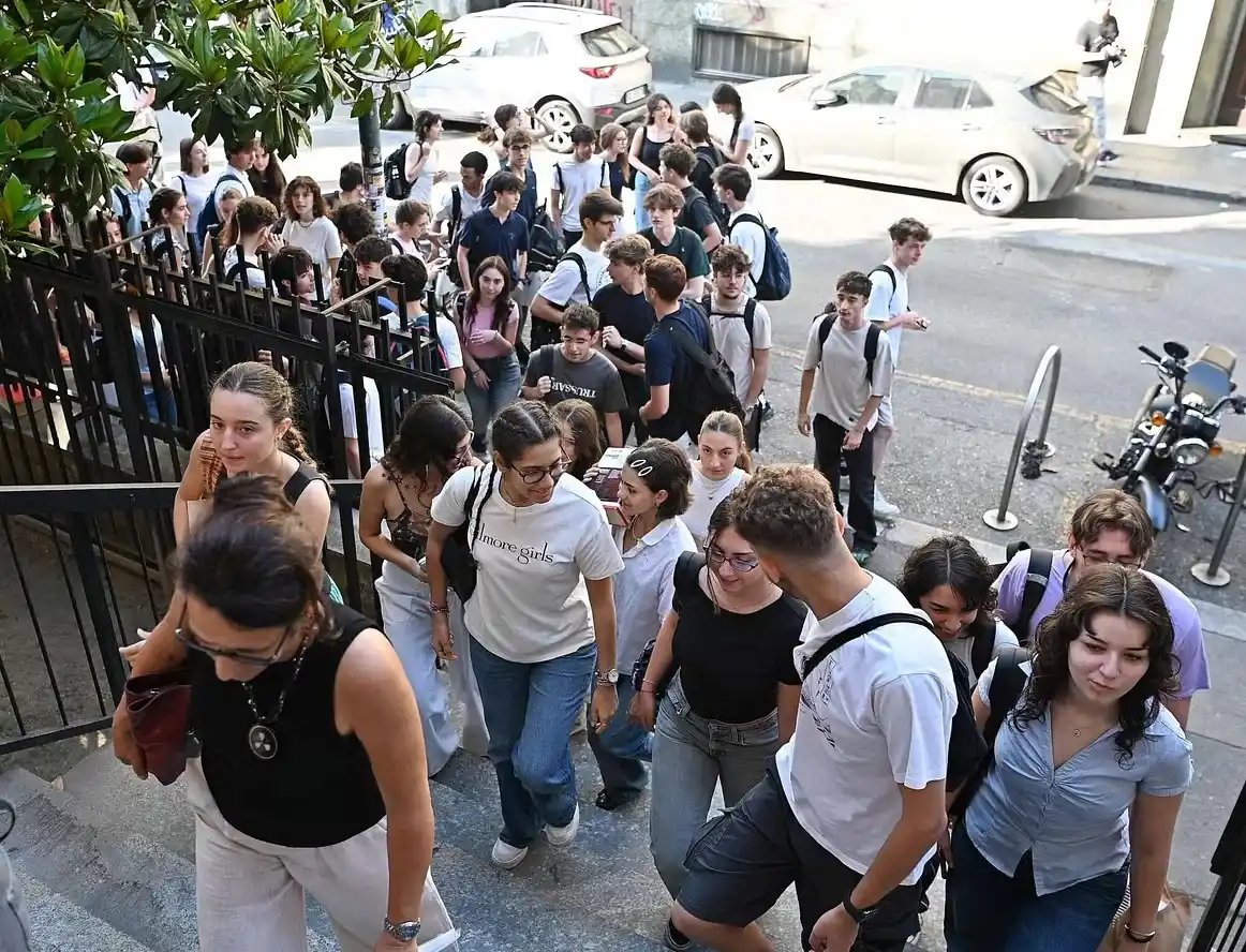 Image from Tgcom24: 🌎 *LE NOTIZIE DI OGGI* ▪️ *Maturità 2025, ecco le tracce integrali d...