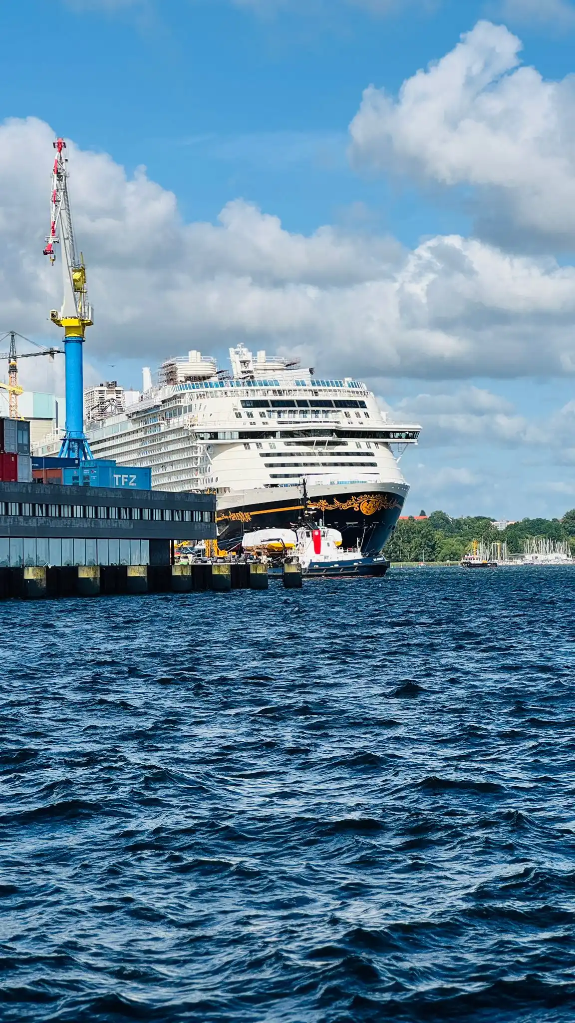 Image from Nie RADlos: …man einen guten Blick auf die Wismarer Meyer Werft hat. Hier wird ger...