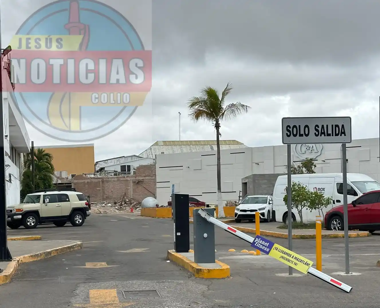 Image from JESÚS COLIO NOTICIAS (Sin Censura): *MAZATLÁN* Primera pluma derribada en el acceso al estacionamiento de ...