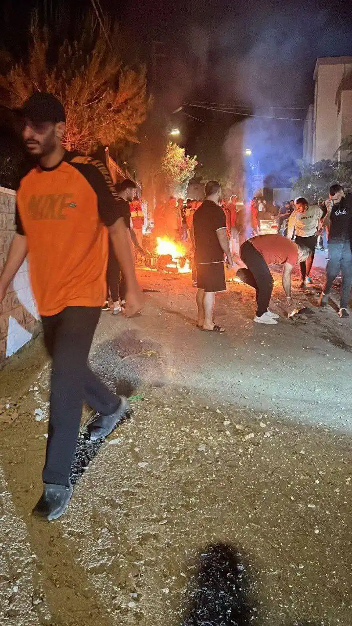 Image from عبري لايف: *💠 صفحة آساف روزنزويج العبرية:* إصابة شخص في غارة جوية على دراجة نار...