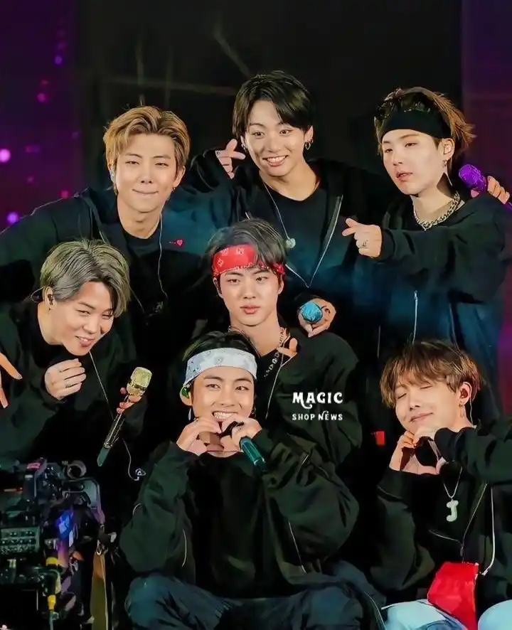 Image from Magic Shop News ⟭⟬⁷ 🪄💜 BTS: *💜 ACABOU A CONTAGEM… O OT7 VOLTOU!* Foram 60 dias de muita emoção, ...