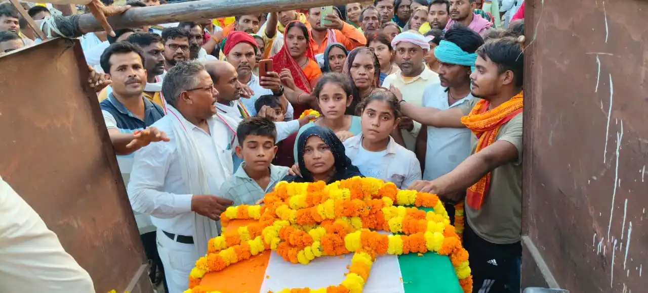 Image from AIRTU ALL ZONE OFFICIAL / ALL INDIA RAILWAY Trackmaintainer UNION Official Channel: AIRTU का मुहिम शहीद परिवार की आर्थिक सहयोग का शहीद ट्रैकमैन भाई के पर...