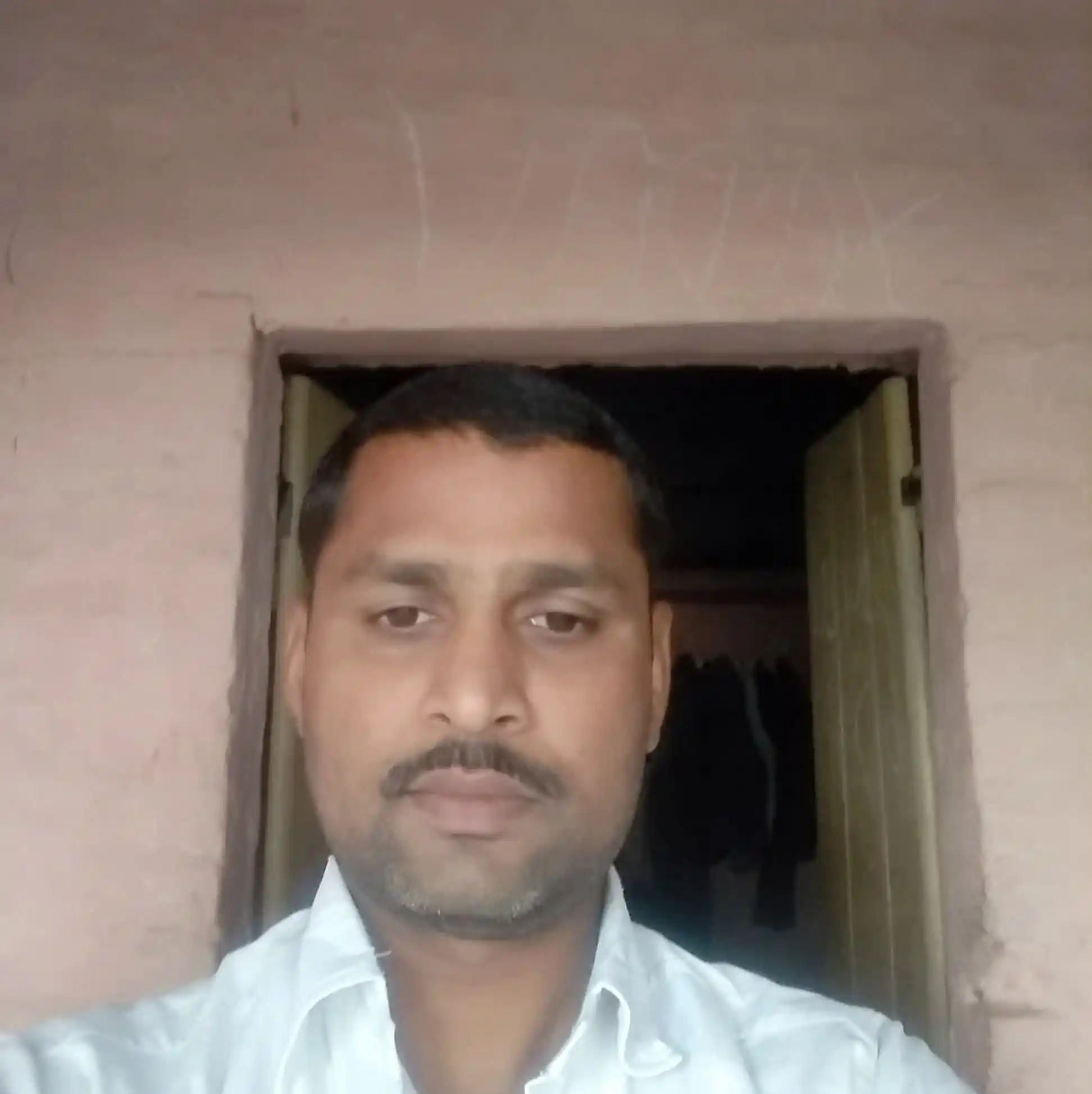 Image from AIRTU ALL ZONE OFFICIAL / ALL INDIA RAILWAY Trackmaintainer UNION Official Channel: अवध आसाम एक्सप्रेस और मोटर ट्रॉली के बीच टक्कर में ट्रैकमैन साथी प्रमो...