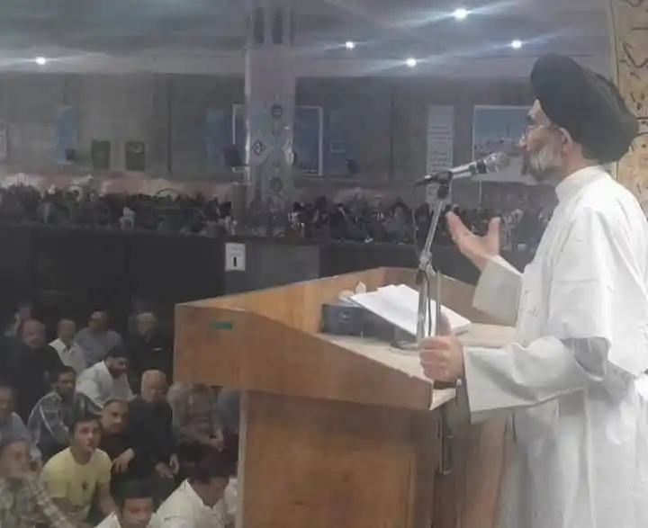 Image from Syed Hassan Ali: ایران کے شہر کاشان میں کفن پہن کر مولانا خطبہ جمعہ پڑھ رہے ہیں...