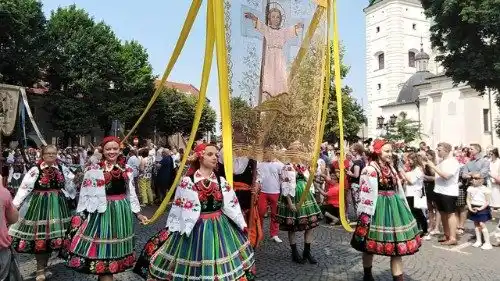 Image from Vatican News PL: *Boże Ciało w Łowiczu: tradycja, która prowadzi do Boga*   Procesja Bo...