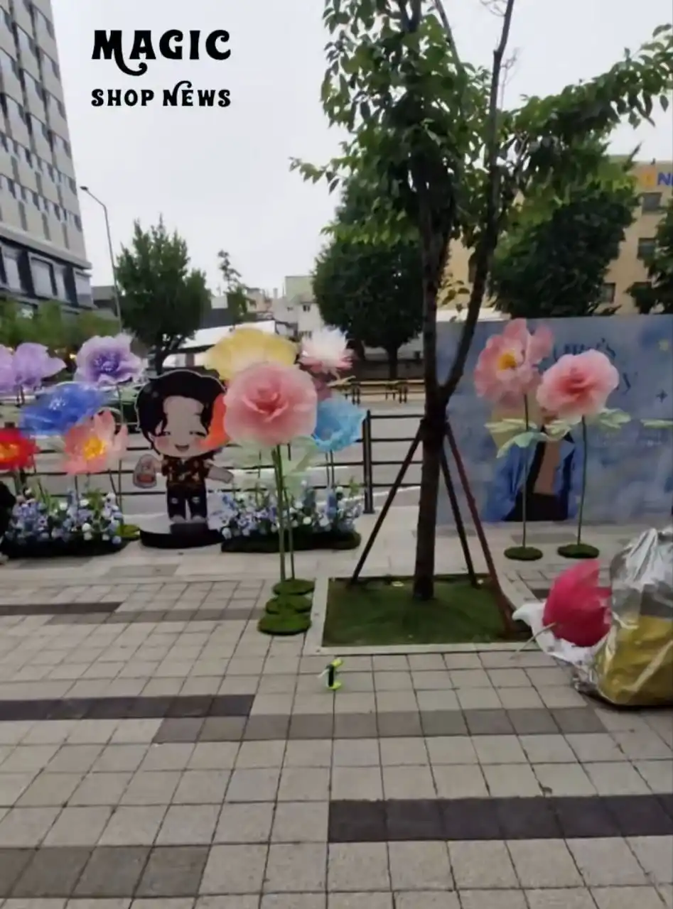 Image from Magic Shop News ⟭⟬⁷ 🪄💜 BTS: *🌸 CAMINHO DE FLORES É MONTADO NA HYBE PARA CELEBRAR A DEMOBILIZAÇÃO ...
