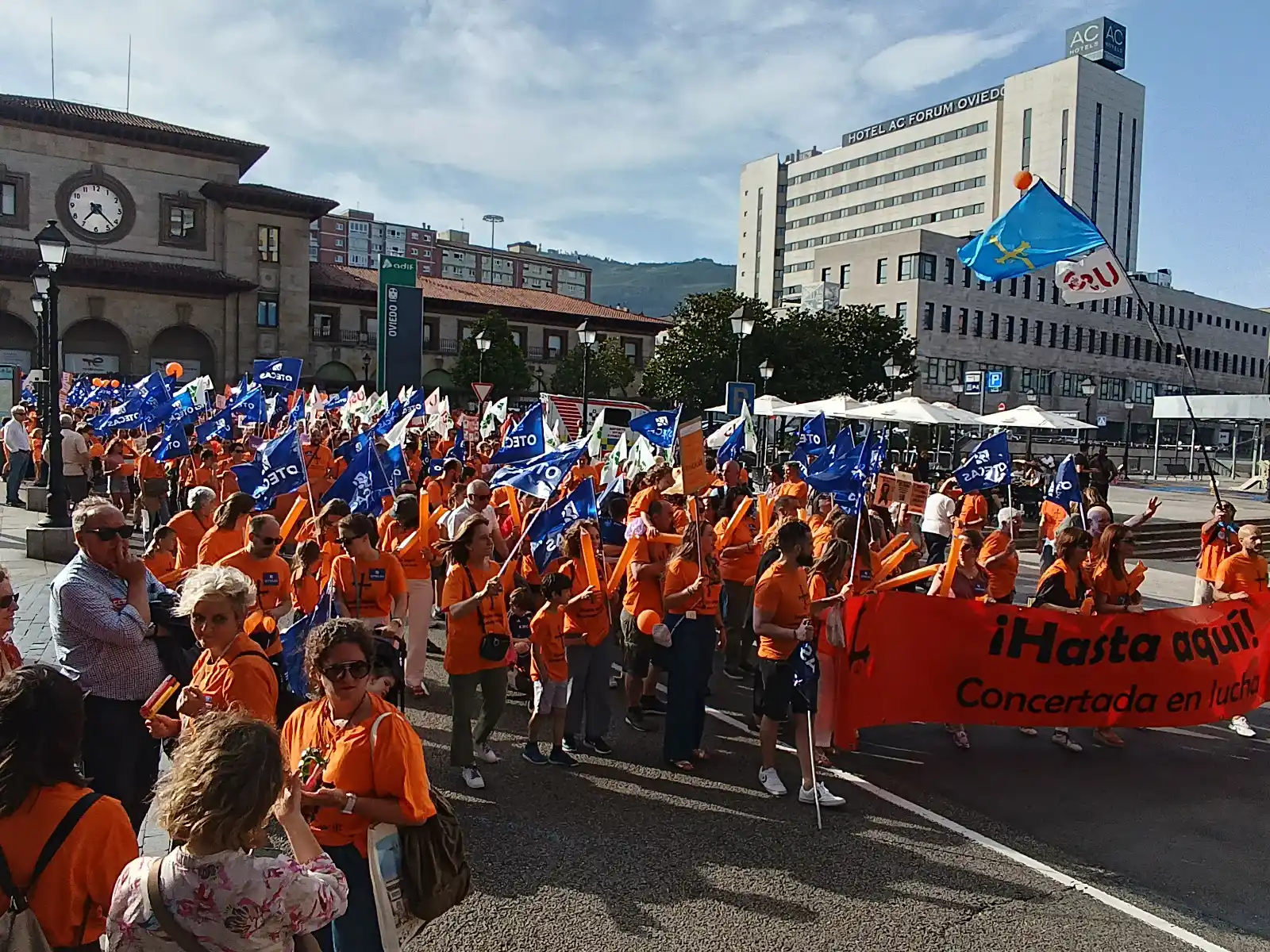 Image from EL COMERCIO: _Conflicto educativo en Asturias_ 🟠 *Multitudinaria protesta de la es...