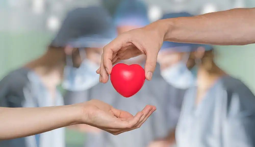 Image from PotosíNoticias: 🩸Corazón potosino vuela a Monterrey y le salva la vida a un hombre de...