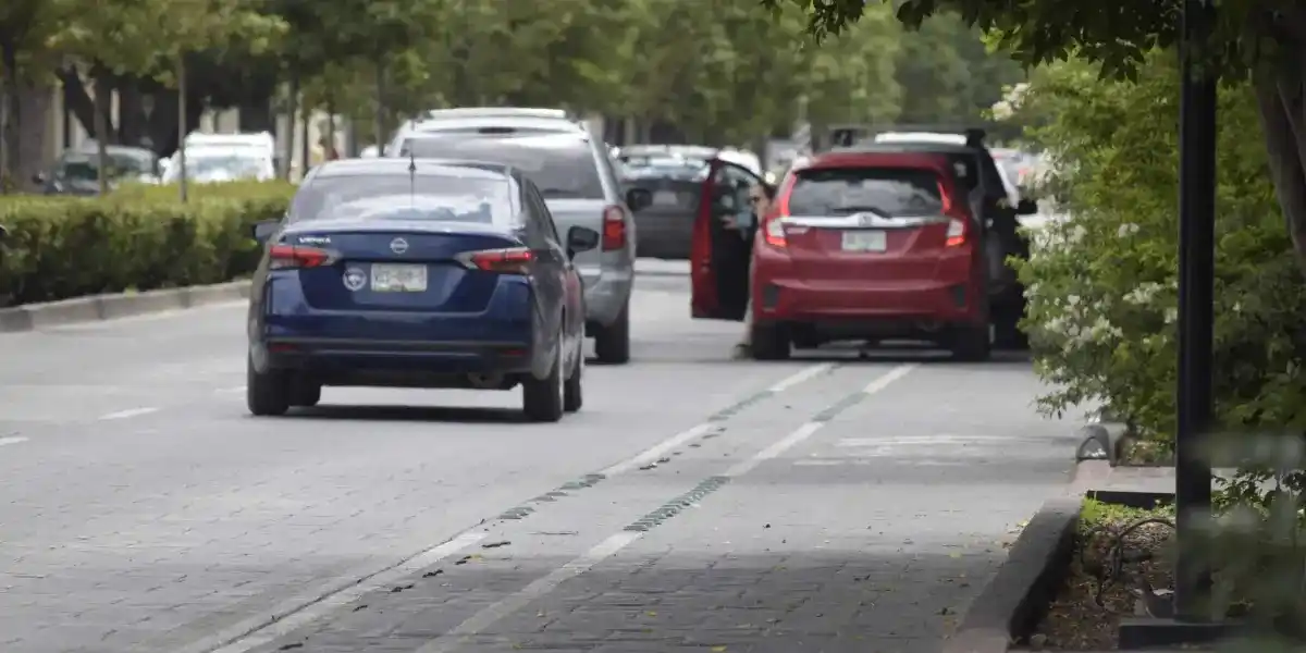 Image from PotosíNoticias: Hasta 60 infracciones diarias por invasión de banquetas 🚷 y ciclovías...