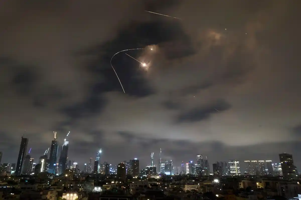 Image from ESTADÃO | Notícias do Brasil e do mundo: 🇮🇷🇮🇱 *GUERRA NO ORIENTE MÉDIO* Israel confirma ataque a instalaçã...
