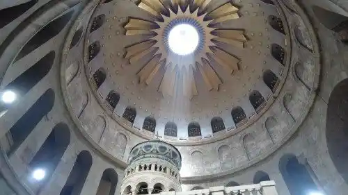 Image from Vatican News PL: *Kustosz Ziemi Świętej: wojna sięga serca Jerozolimy*   Nie trzeba rak...