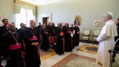 Image from Vatican News PL: *Leon XIV docenił wyjątkowy gest malgaskich biskupów* Papież Leon XI...