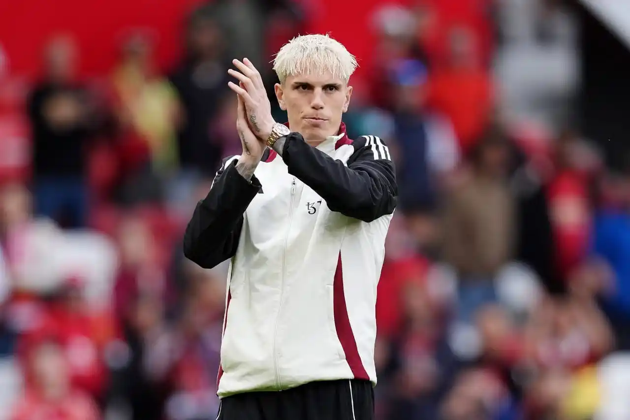Image from SOCCER WORLD REVIEW: 🚨|🔱 *Manchester United dilaporkan telah memangkas harga jual Alejand...