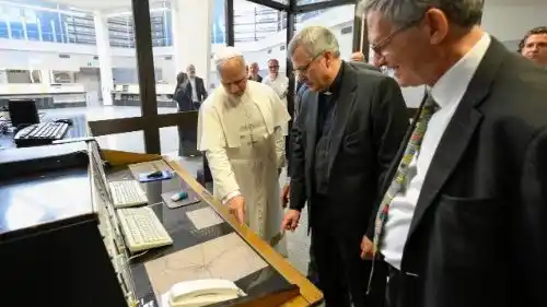 Image from Vatican News PL: *Niespodziewana wizyta Leona XIV w centrum nadawczym Radia Watykańskie...