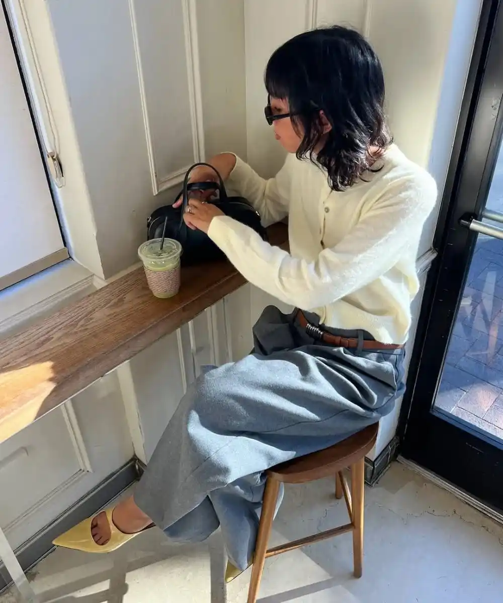 Image from STEAL THE LOOK: O cardigan em tricô com gola V é perfeito para dar um ponto de cor sua...