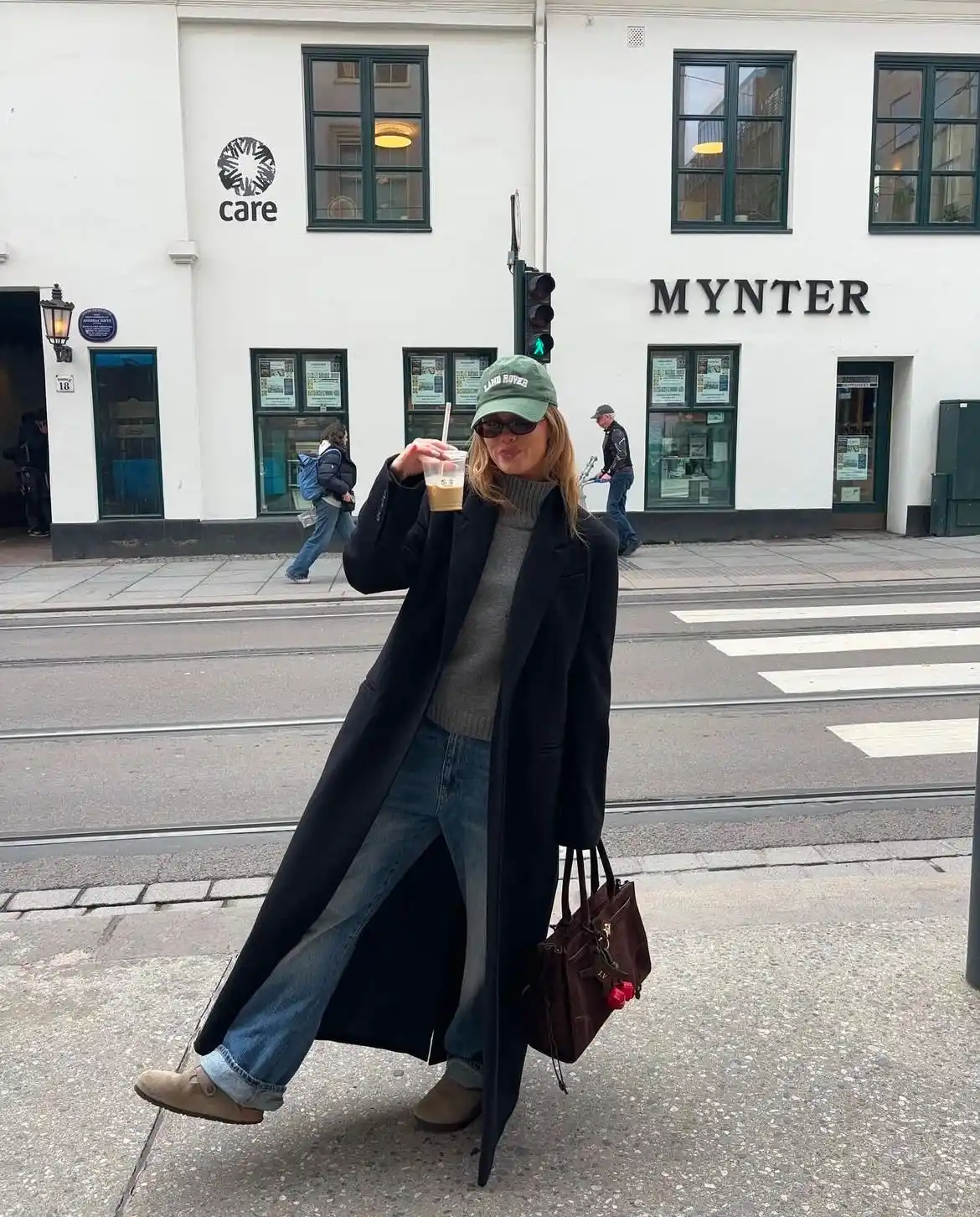 Image from STEAL THE LOOK: O trench coat preto tem aquele toque clássico e atemporal, ótimo pra m...