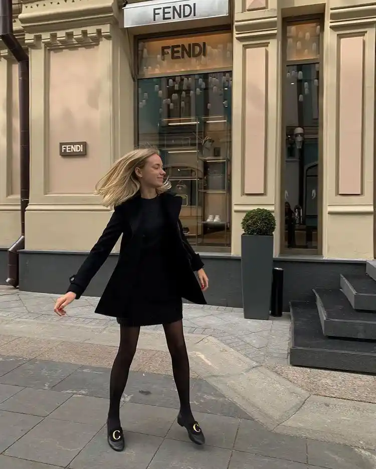 Image from STEAL THE LOOK: O vestido preto em viscose é leve e neutro, perfeito para quem busca u...