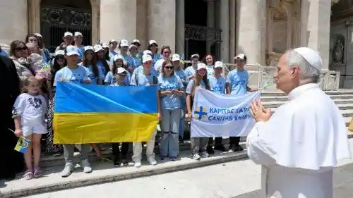 Image from Vatican News PL: *Papież z młodymi z Charkowa – wojna w oczach, nadzieja w sercu* W c...