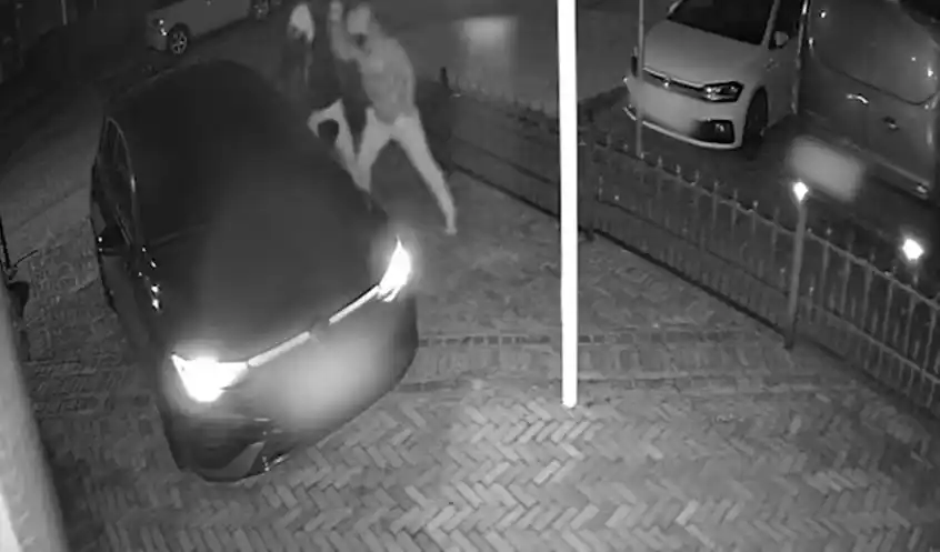 Image from Crime in Brabant: *Plots rammen ’s nachts twee overvallers op autoramen van man uit Klun...