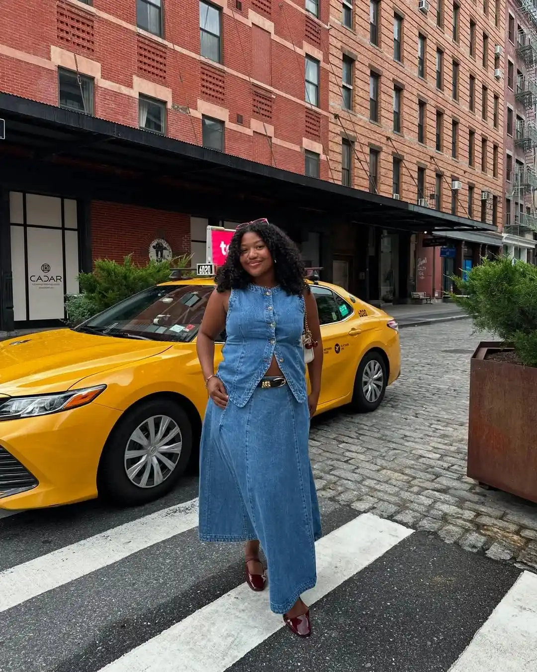 Image from STEAL THE LOOK: Quer inovar? A saia jeans midi é uma alternativa charmosa e fashionist...