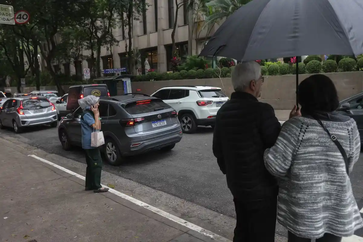 Image from ESTADÃO | Notícias do Brasil e do mundo: 🧣❄️ *SEPARE O CASACO*  Frente fria deve trazer chuva e geada para São...