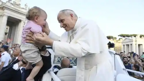 Image from Vatican News PL: *Sondaż: Amerykanie pokochali Leona XIV* Miesiąc po wyborze pierwsze...